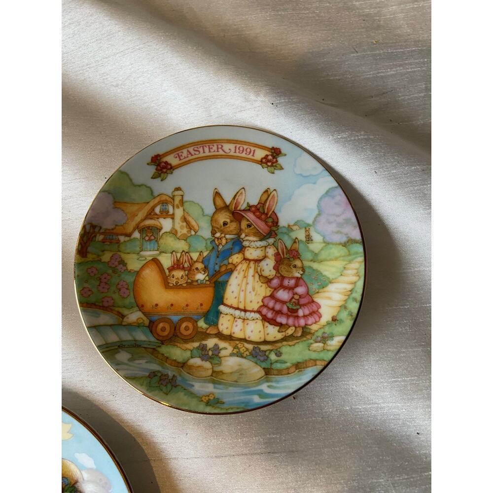 Avon easter Plates - Picture 3 of 6